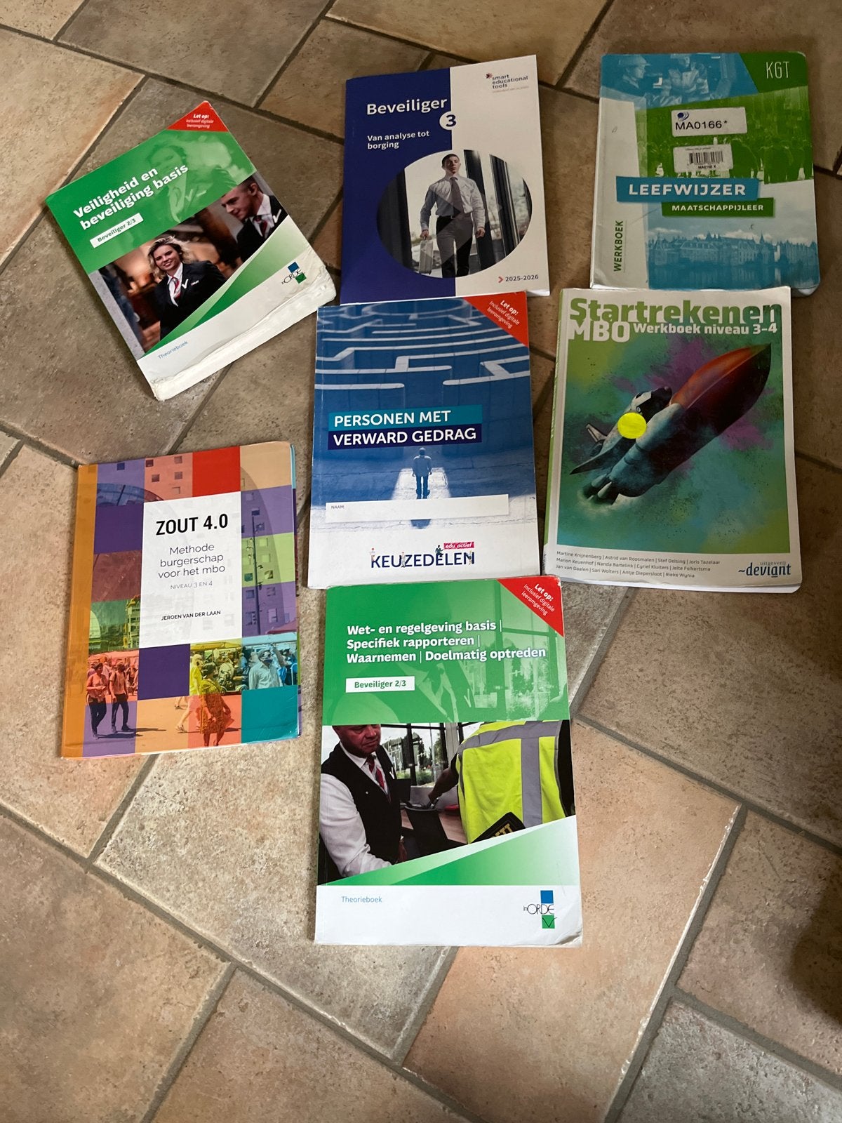 Diverse MBO studieboeken: Beveiliger, Burgerschap, Rekenen, Boeken, Ophalen of Verzenden, Gelezen, Overige niveaus, Maatschappijleer