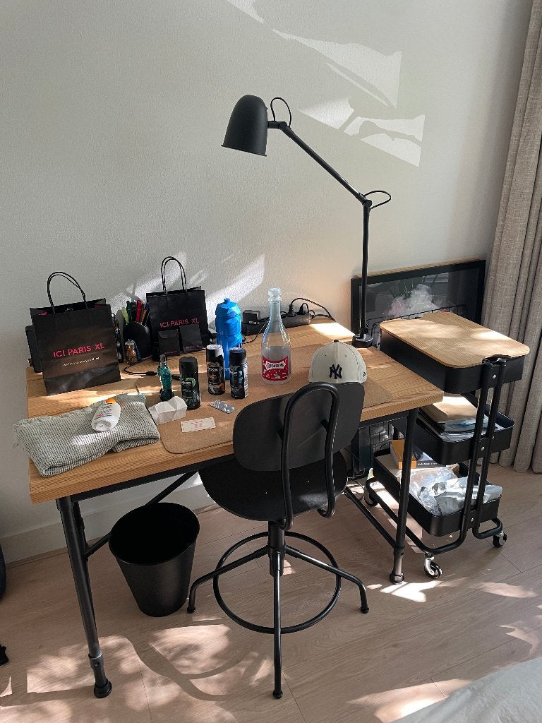 Bureau met stoel, lamp, afvalbak en opbergrekje (alles IKEA), Ophalen, Zwart, Metaal, Schoolbureau
