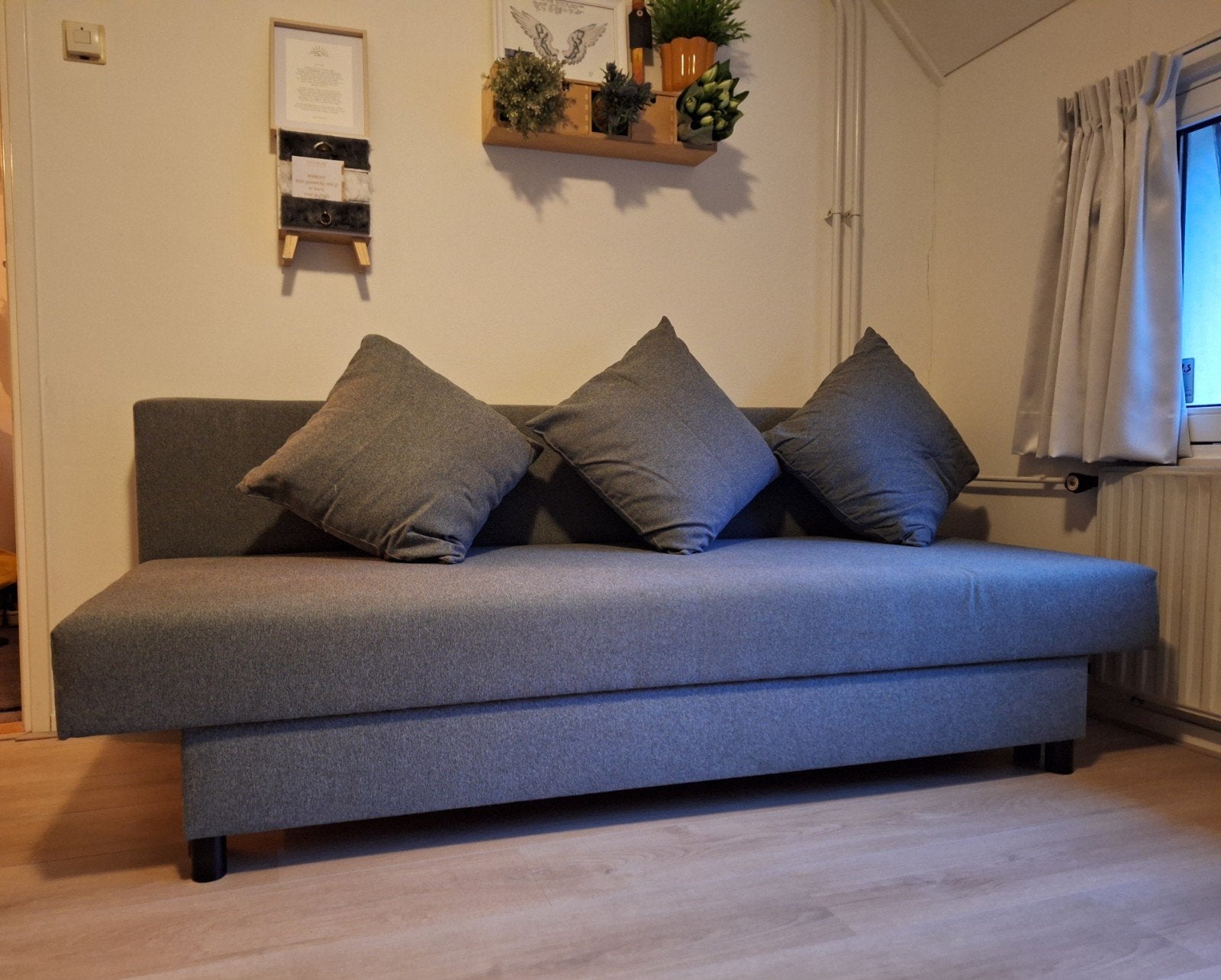 Ikea Asarum slaapbank grijs met opbergruimte en kussens, Huis en Inrichting, Slaapkamer | Slaapbanken, Ophalen, Tweepersoons, 140 cm