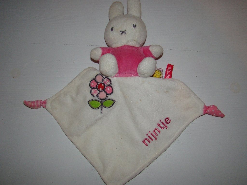 Nijntje konijn knuffeldoekje  wit roze met pieper en bloem, Konijn, Nijntje, Ophalen of Verzenden, Zo goed als nieuw