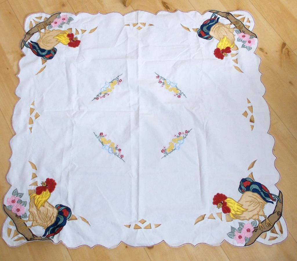 Leuk tafelkleed met kip/kuikentjes borduursels, Huis en Inrichting, Verzenden, Zo goed als nieuw, Rechthoek, Binnen