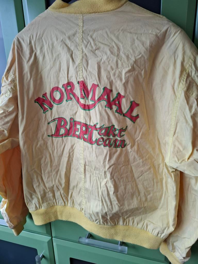 Normaal biertakt team jas. Maat L, Ophalen of Verzenden, Gedragen, Geel