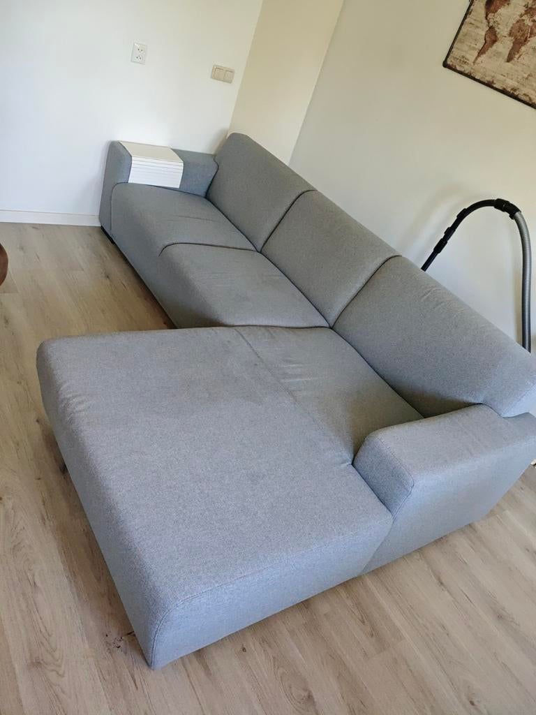 Moderne grijze hoekbank met chaise longue (GERESERVEERD), Huis en Inrichting, Banken | Bankstellen, Ophalen, 250 tot 300 cm, 100 tot 125 cm