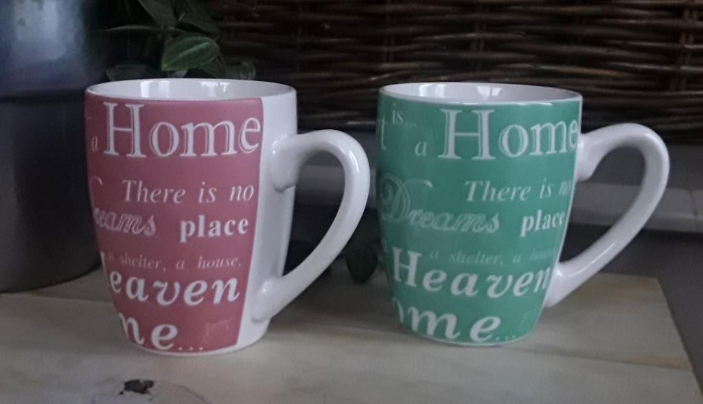 2 grote mokken / bekers met tekst, o.a. home heaven hopes dr, Huis en Inrichting, Keuken | Servies, Gebruikt, Keramiek, Ophalen of Verzenden