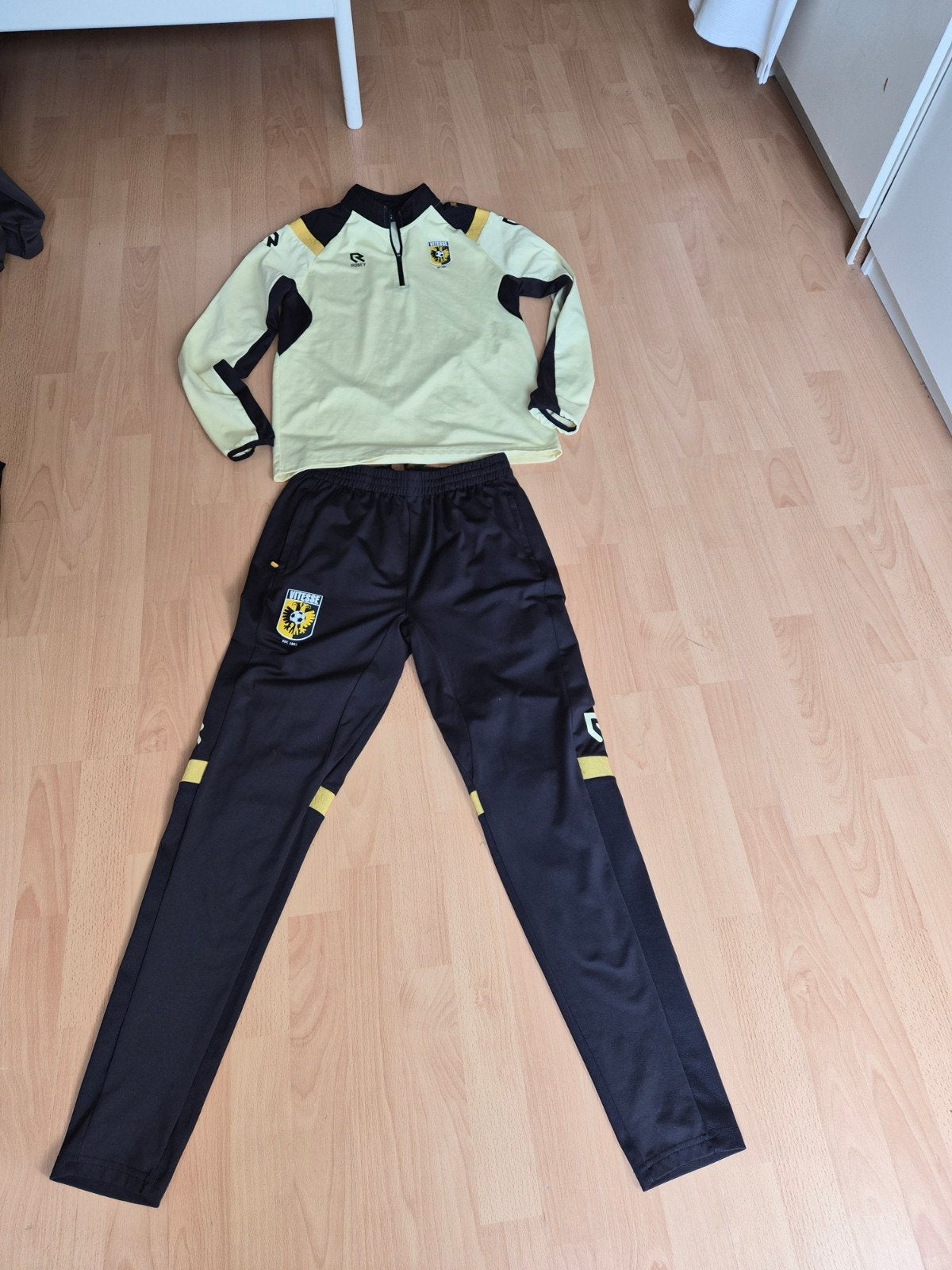 Vitesse trainingspak shirt maat 164 broek maat S, Ophalen of Verzenden