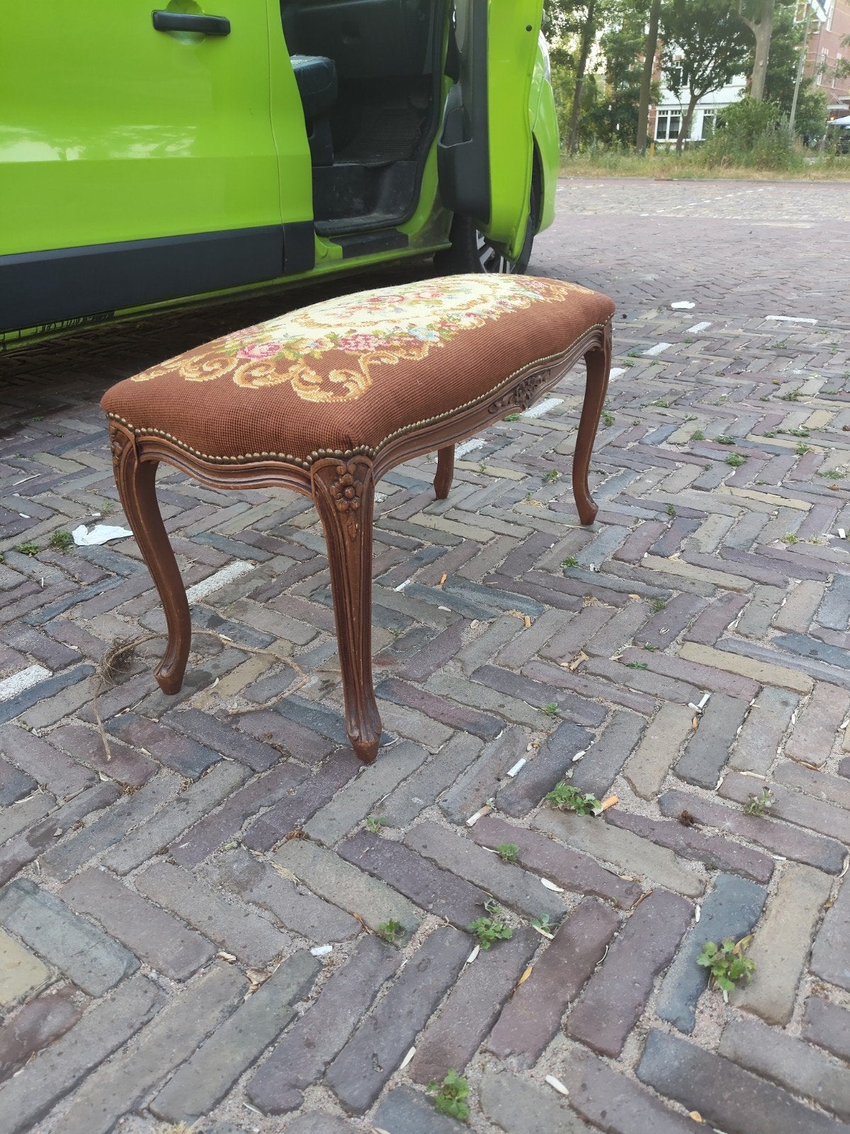 Antieke geborduurde bank/voetenbankje, Ophalen of Verzenden