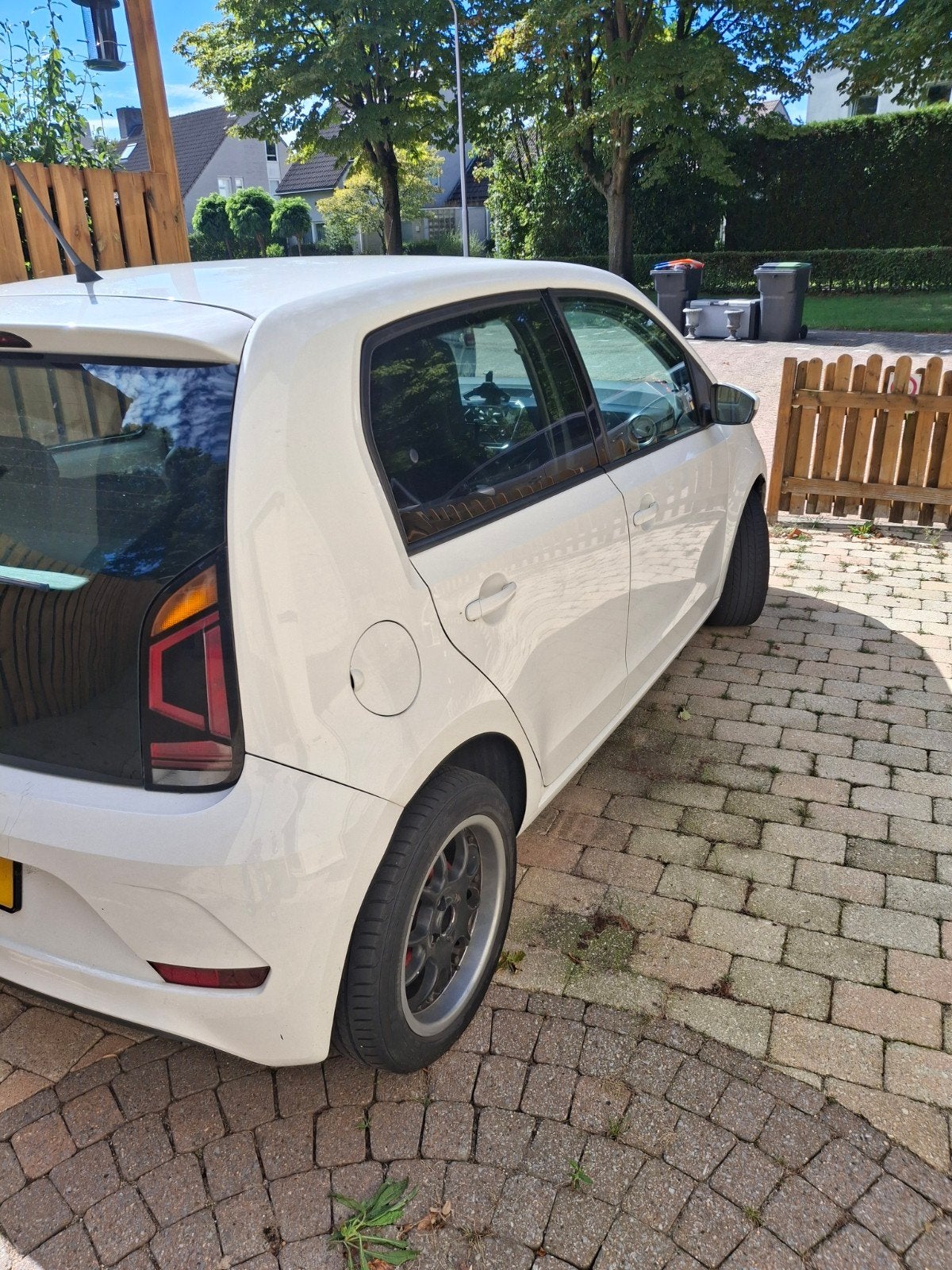 Foto 3 van Volkswagen up! 1.0 75PK 5D 2018 Wit