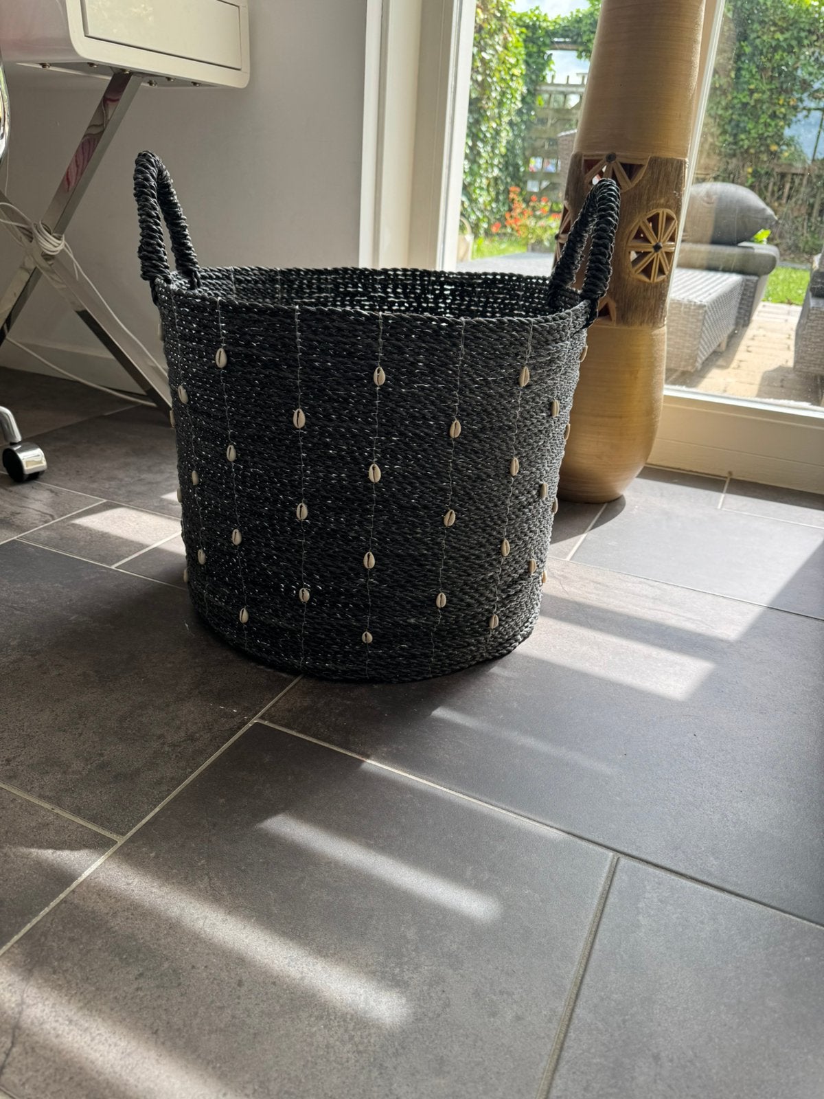 Handgemaakte rotan mand met schelpen, Loods 5, Ophalen, Mand, Rond, Zo goed als nieuw