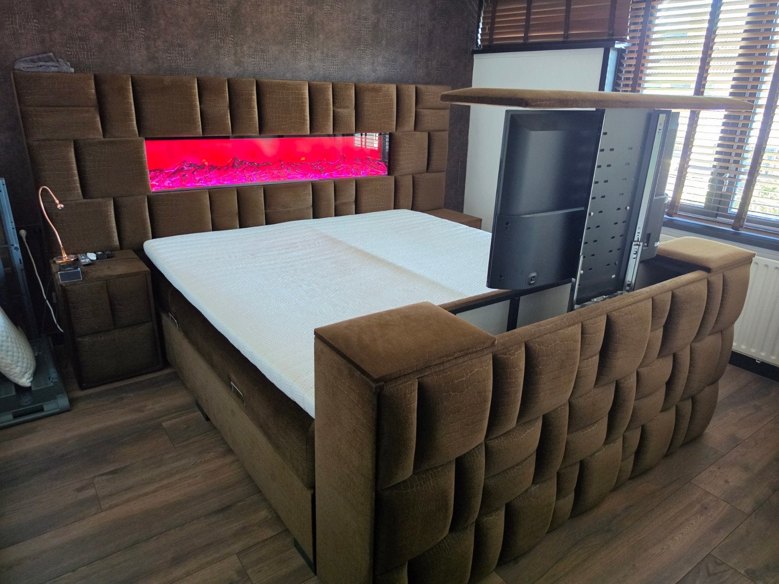Luxe boxspring 200x220 met sfeerhaard en TV, Ophalen, Bruin, Tweepersoons, Zo goed als nieuw