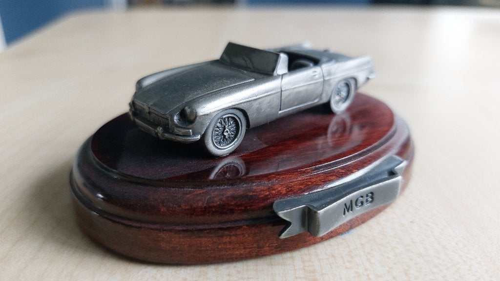 Tinnen MGB model op mahoniesokkel, Ophalen of Verzenden, Zo goed als nieuw, Auto