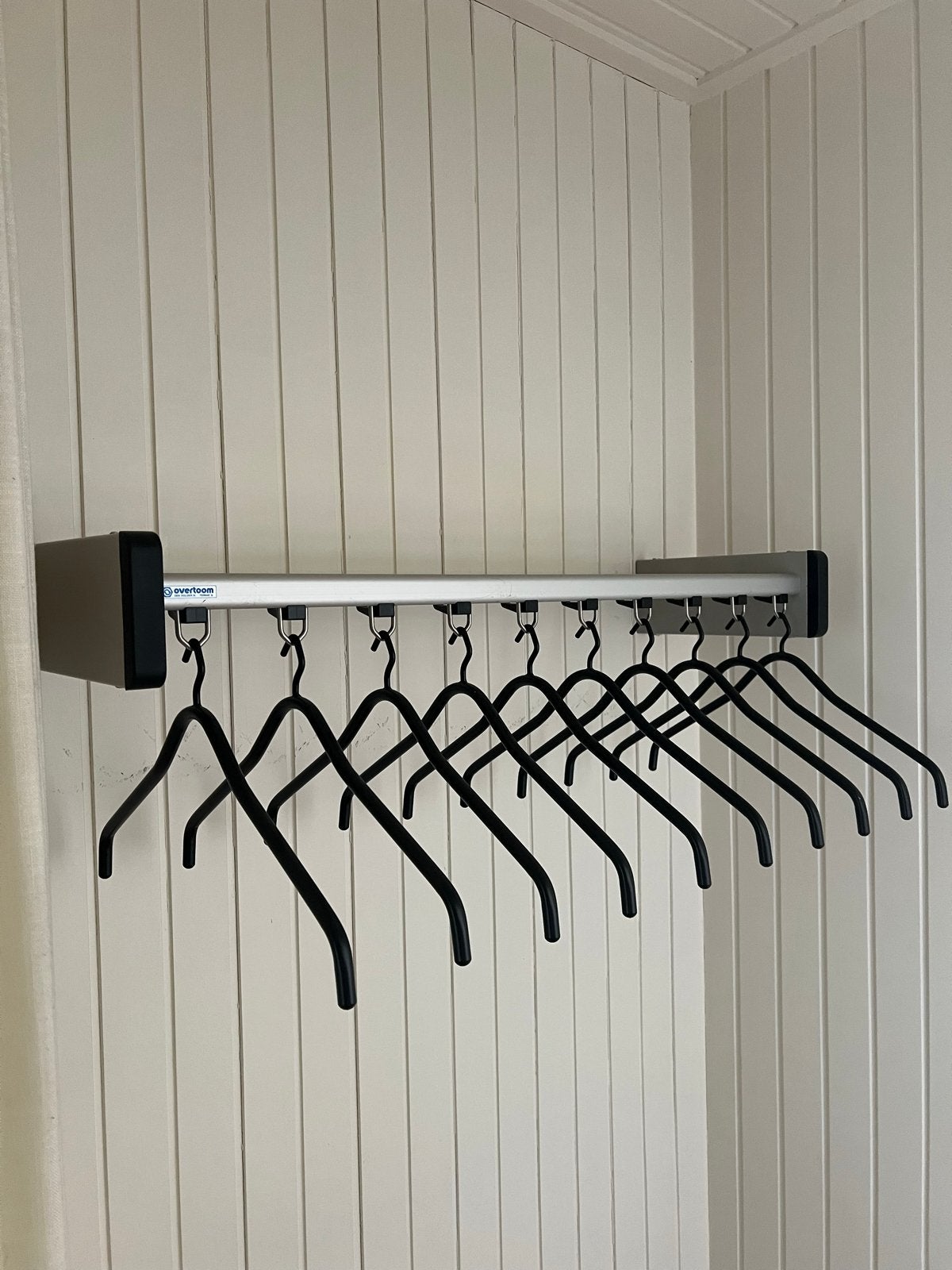 Wandgemonteerd rek met hangers, Kleding | Dames, Kledingrekken, Ophalen, Gebruikt