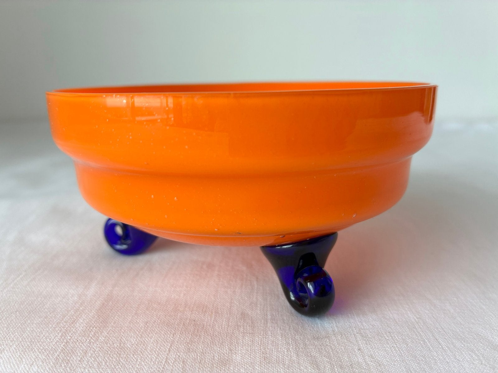 Oranje glazen schaal op blauwe pootjes, Ophalen of Verzenden