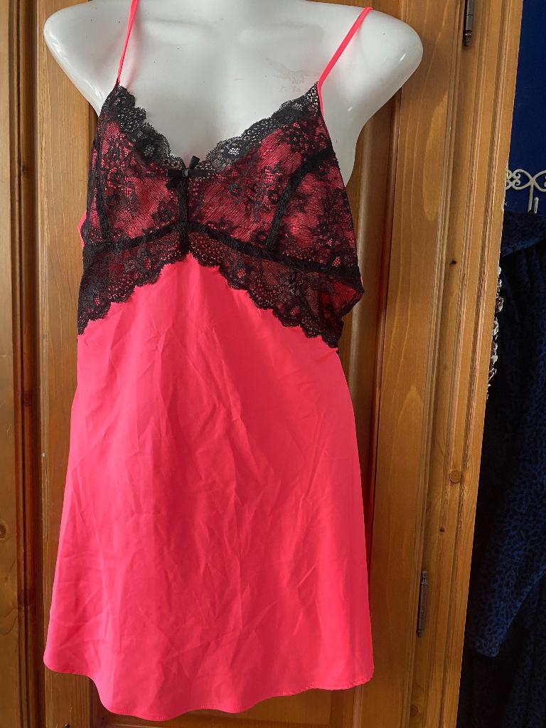 Zgan slipdress hunkemoller  S  roze/zwart, Kleding | Dames, Hunkemöller, Ophalen of Verzenden, Overige kleuren, Nachtkleding