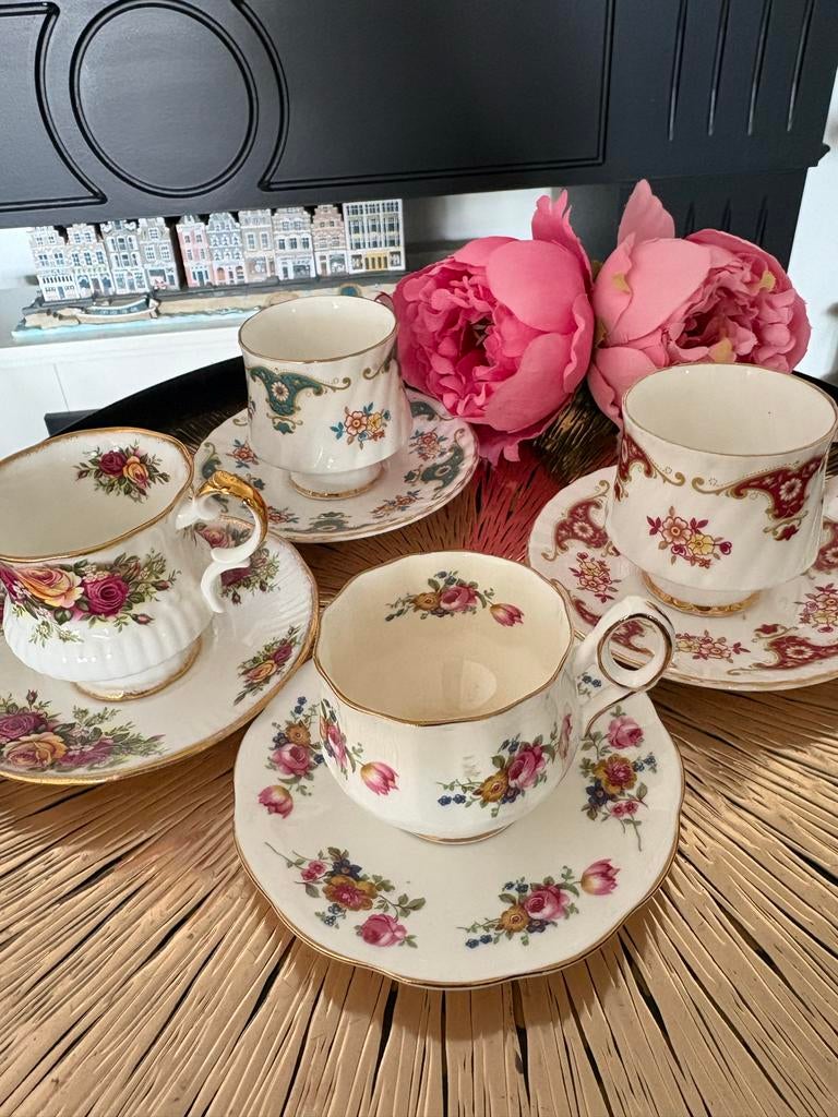 4 Kop+schotels van ELIZABETHAN fine bone china ENGLAND, Antiek en Kunst, Antiek | Servies los, Ophalen of Verzenden