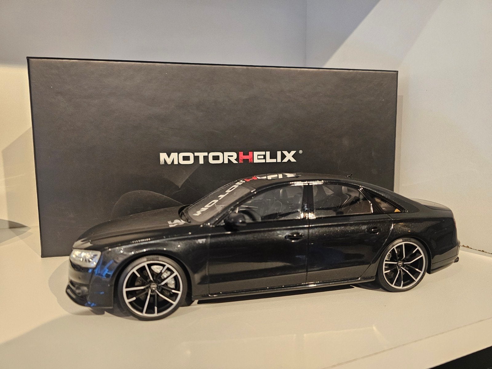MOTORHELIX AUDI S8 PLUS 1:18 ZELDZAAM, Ophalen of Verzenden, Zo goed als nieuw, Auto, Overige merken