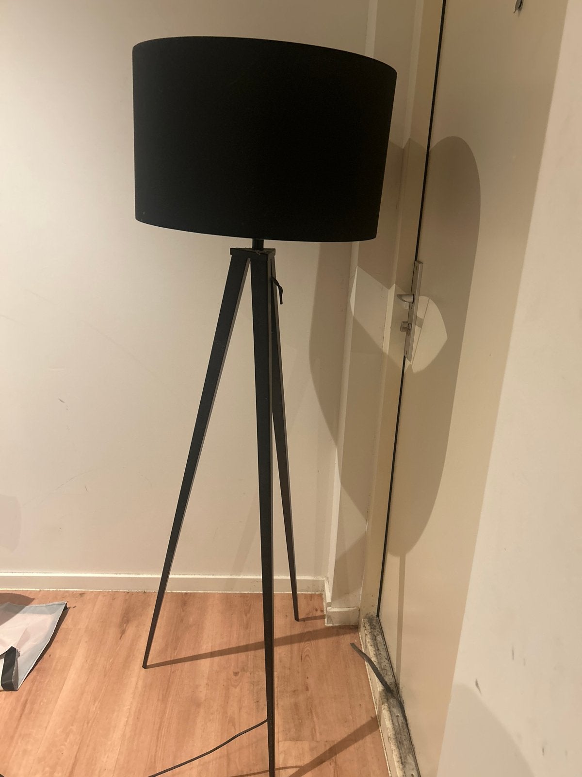 Zwarte vloerlamp met driepoot en stoffen kap, Ophalen, Gebruikt, E27 (groot), Metaal