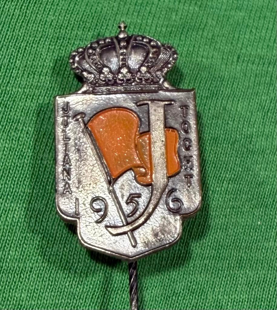 Speldje Juliana 1956, Ophalen of Verzenden, Zo goed als nieuw, Overige onderwerpen