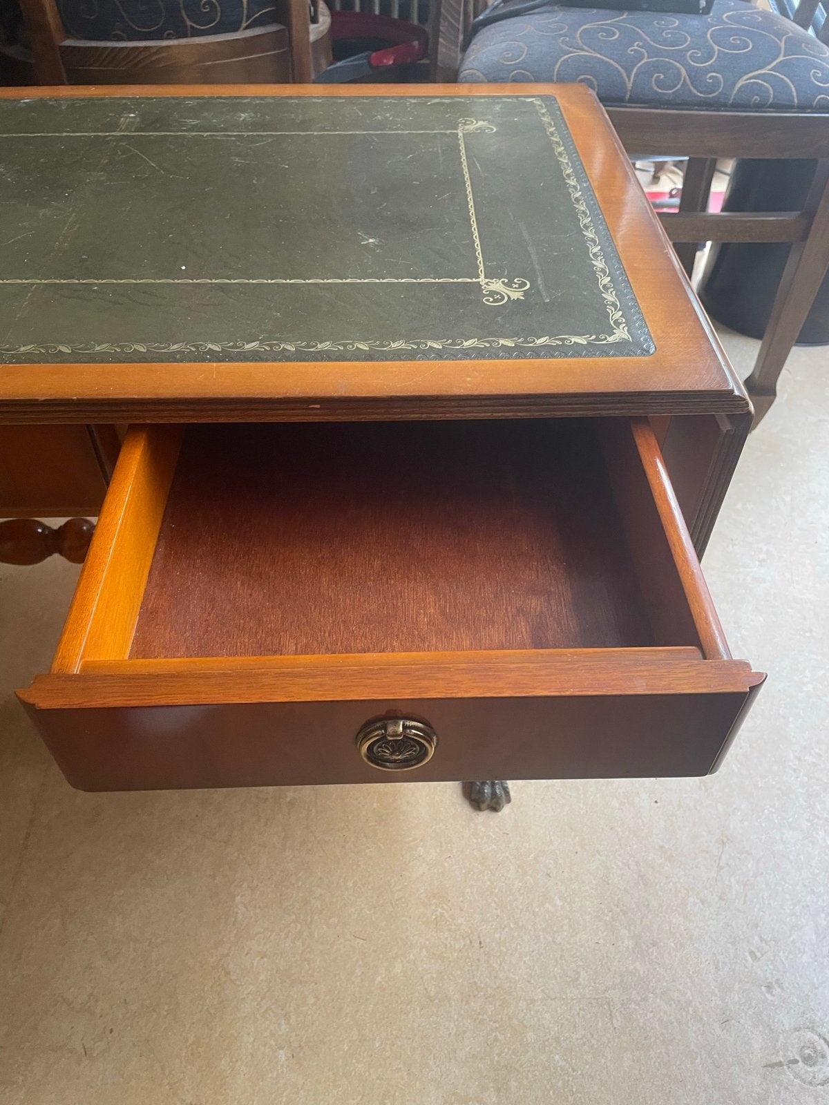 Antiek bureau met groen lederen blad, Ophalen