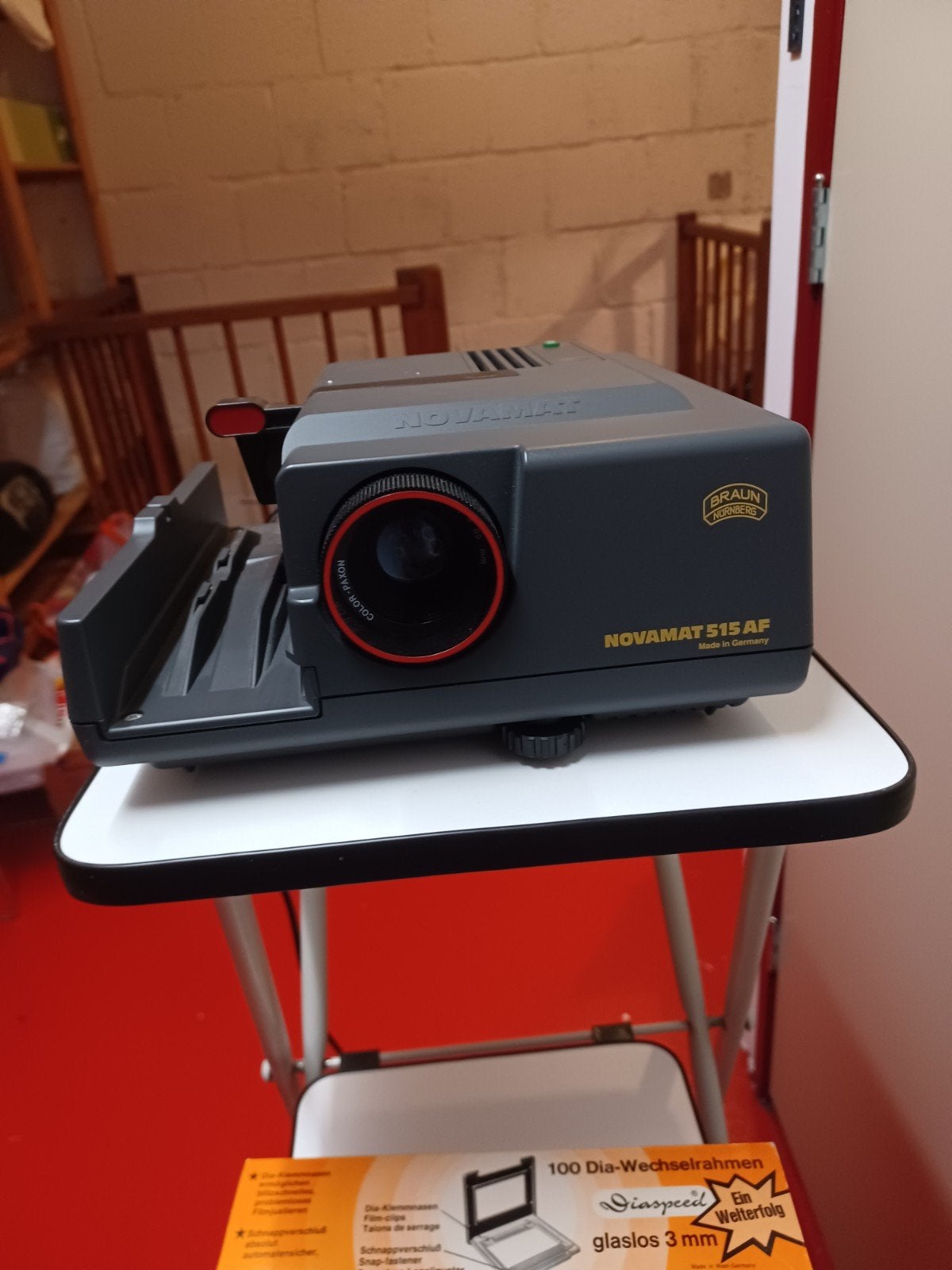Dia projector Novamat 515 AF inclusief tafel, Audio, Tv en Foto, Diaprojectors, Ophalen, Gebruikt