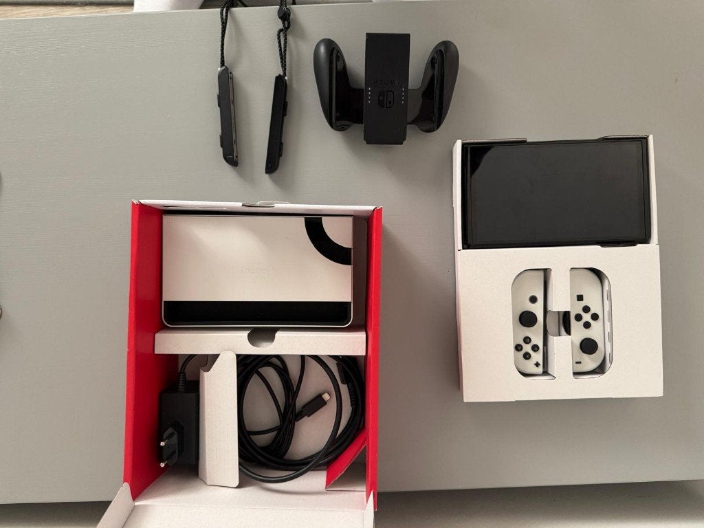 Foto 4 van Nintendo Switch Oled + 6 games