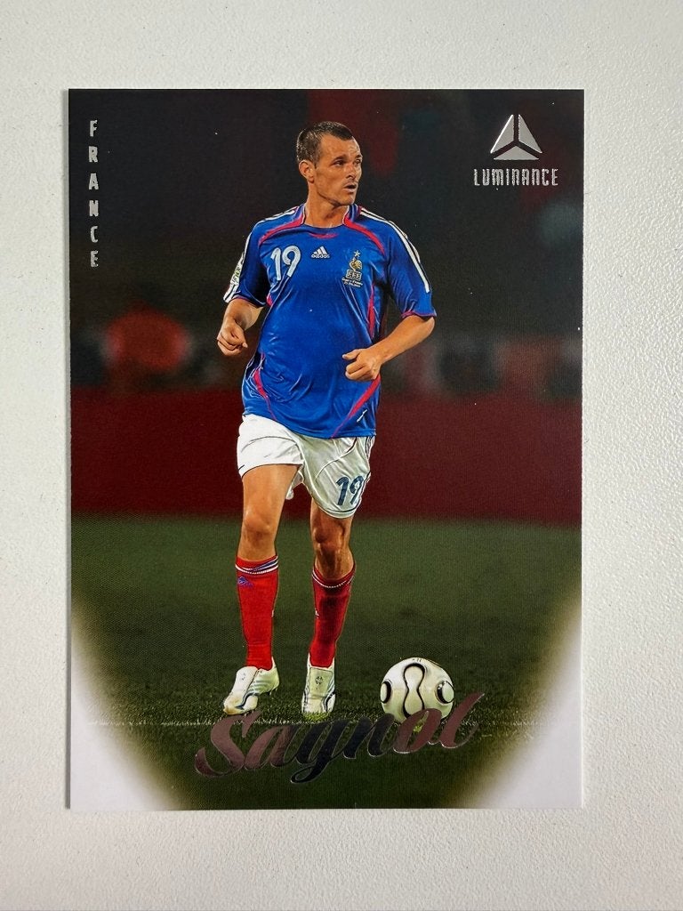 19 Willy Sagnol Vertical Luminance France 2026, Ophalen of Verzenden, Nieuw, Buitenlandse clubs, Poster, Plaatje of Sticker