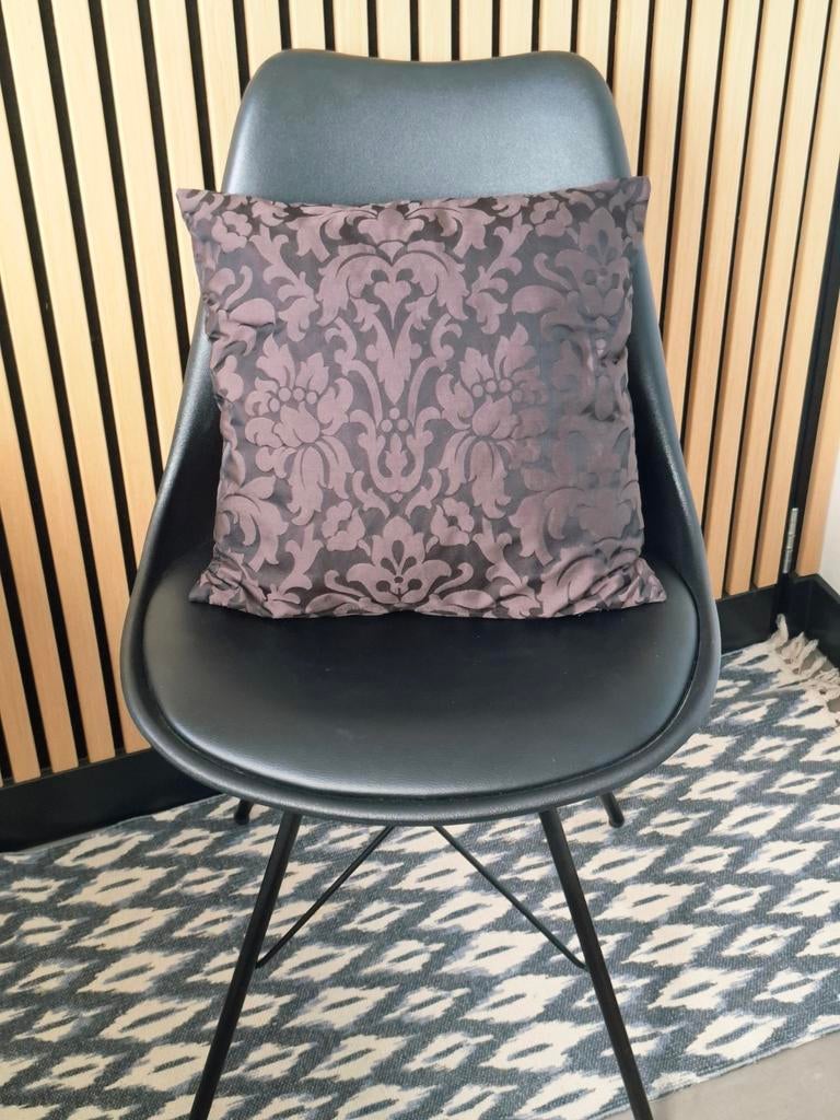 Kussenhoes zwart mauve kleur barok print chique & stijlvol, Huis en Inrichting, Ophalen of Verzenden, Zo goed als nieuw, Zwart