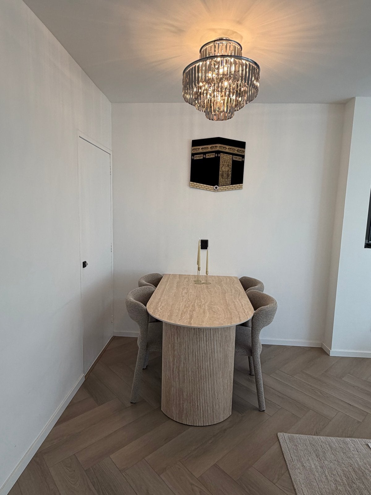 Halfronde travertinlook eettafel 140x80cm met 4 stoelen, Ophalen, Overige materialen, 100 tot 150 cm, 50 tot 100 cm