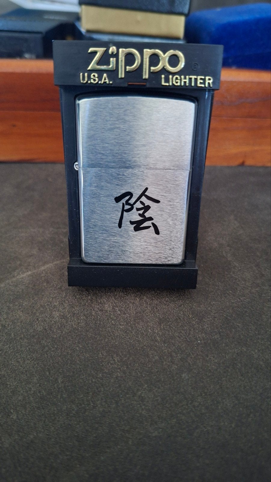 Zippo Aansteker met Chinees Karakter Yin - Nieuw in Doos, Ophalen of Verzenden, Nieuw, Aansteker