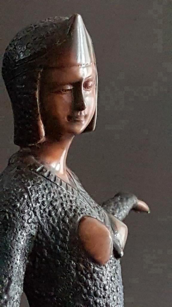 brons beeld van een stijlvolle vrouw op zwarte marmeren, Antiek en Kunst, Ophalen of Verzenden, Brons