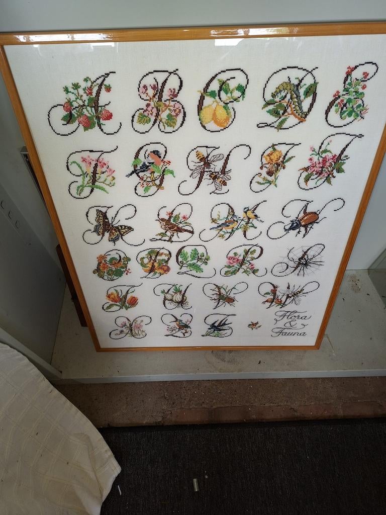 Geborduurd alfabet Flora & Fauna in lijst, Ophalen, Zo goed als nieuw, Handborduren, Borduurpakket