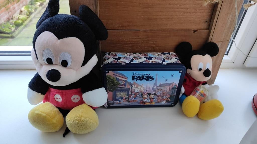Mickey Mouse knuffels en Disneyland Parijs blik, Ophalen of Verzenden, Mickey Mouse, Zo goed als nieuw, Knuffel
