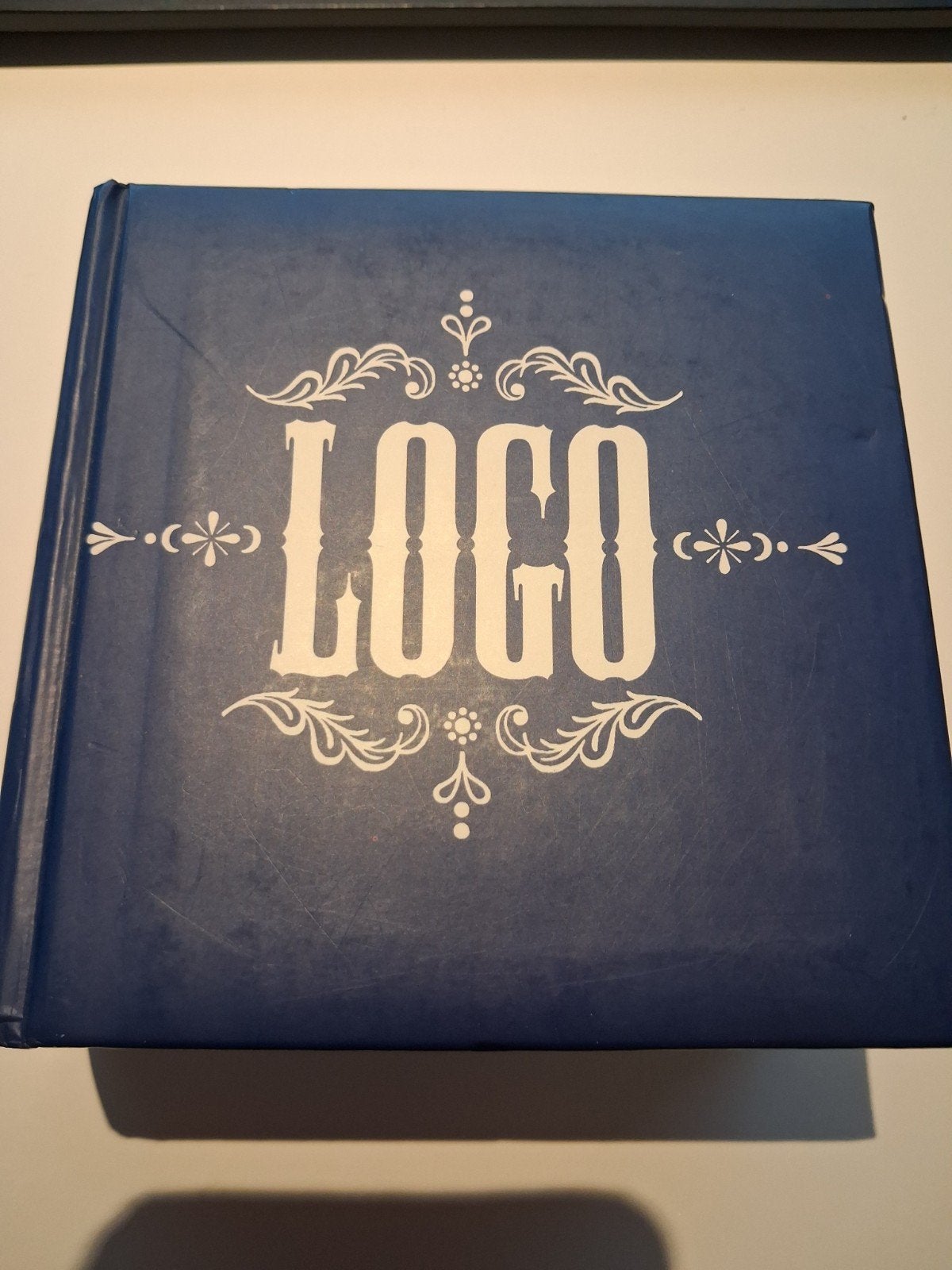 LOGO Vol. 1 - Boek over logo-ontwerp en communicatie, Ophalen of Verzenden, Gelezen, Overige onderwerpen, Onbekend