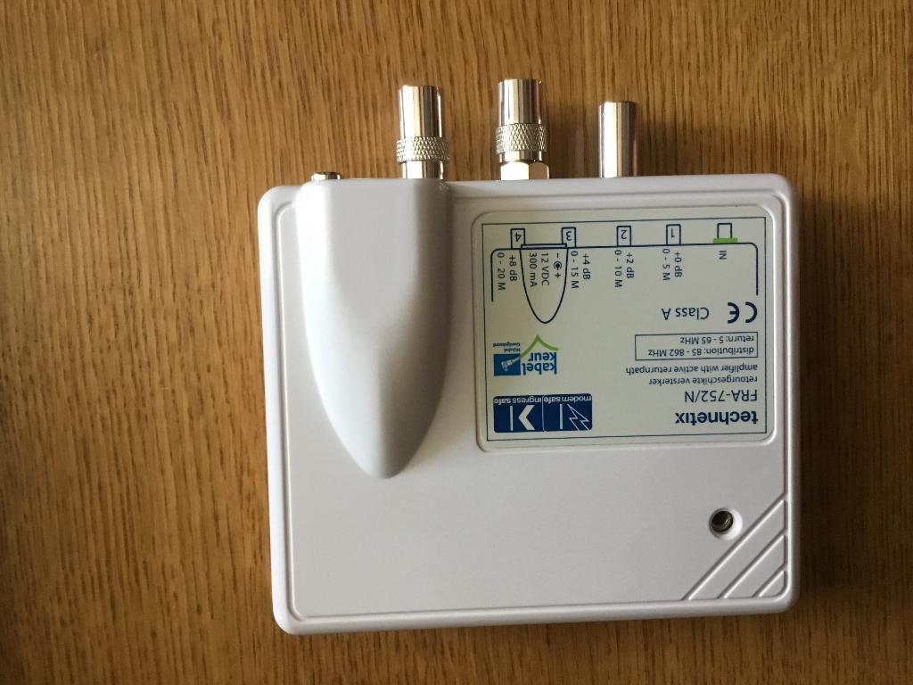 Technetix Antenne versterker wandmontage met 4 uitgangen, Ophalen of Verzenden, Zo goed als nieuw, Minder dan 2 meter, Overige kabels