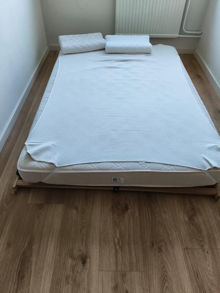 Laag houten bedframe met matras, Ophalen, Eenpersoons, Bruin, Zo goed als nieuw