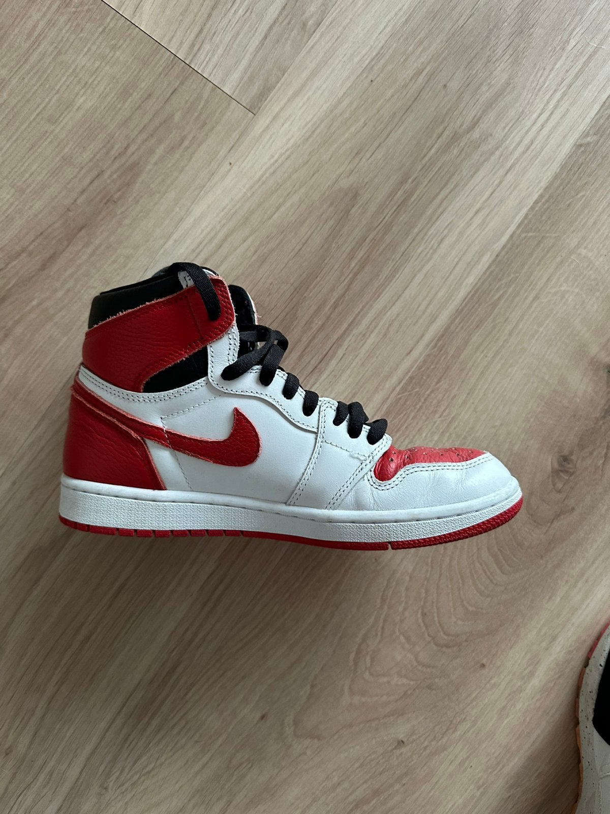 Jordans rood, wit en zwart, Ophalen of Verzenden, Rood, Sneakers of Gympen, Zo goed als nieuw