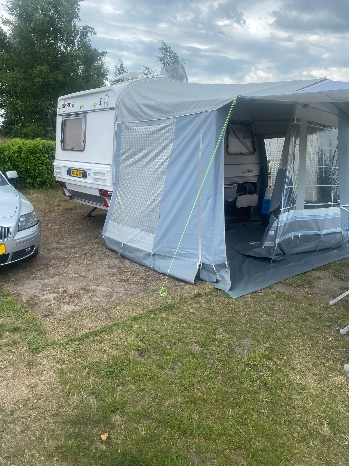 Sprite caravan met voortent - Ideaal voor gezinsvakanties, Standaardzit, Omvormbare zithoek, 750 - 1000 kg, 4 tot 5 meter