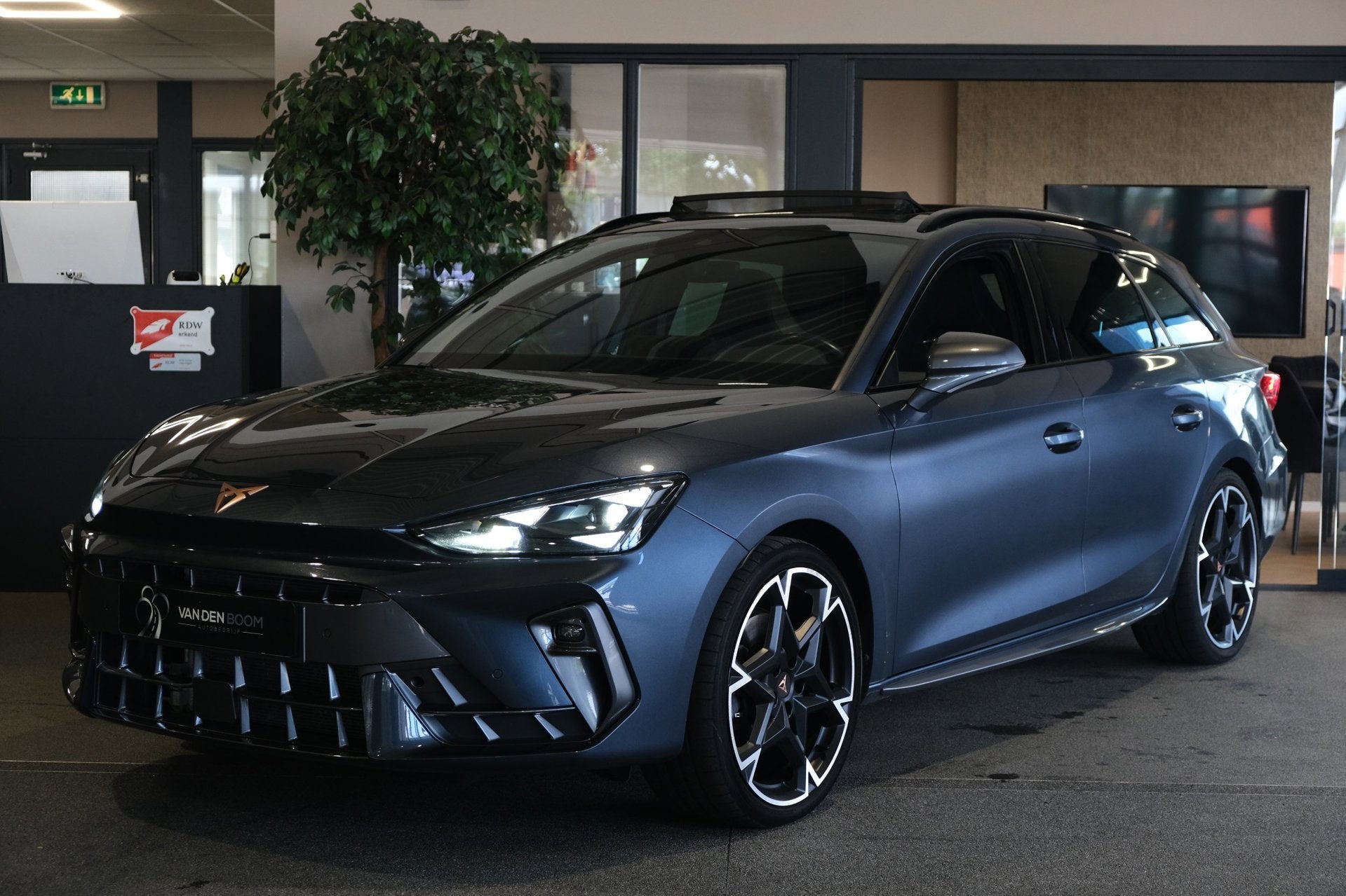 CUPRA Leon Sportstourer 1.5 eTSI 150PK DSG Facelift Pano Led, Auto's, Dealer onderhouden, 77 km/l, Zwart, 4 cilinders