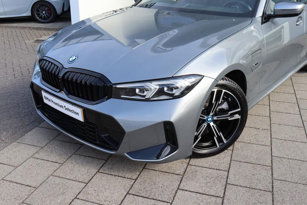 BMW 3 Serie 330e M Sport Automaat / Sportstoelen / Parking A, 1998 cc, Achterwielaandrijving, Gebruikt, 4 cilinders