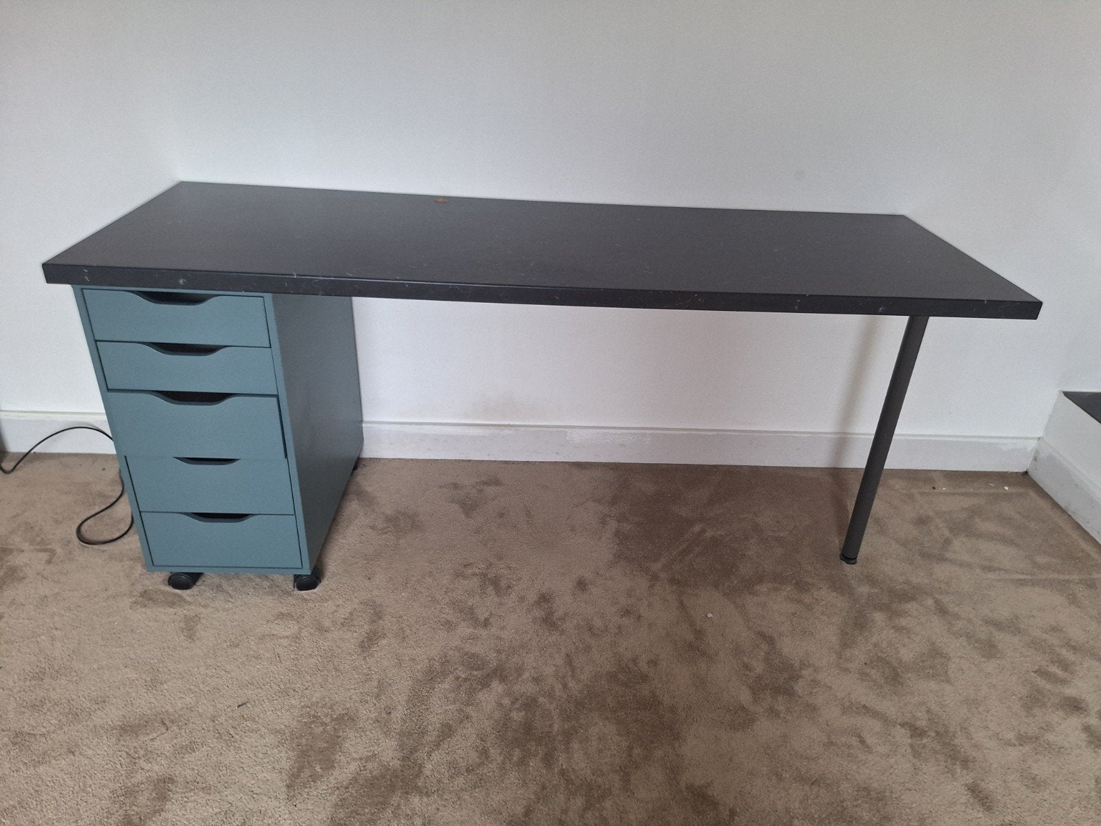 IKEA Bureau met ladeblok en kabelgoot en stopcontact, Spaanplaat of MDF, Kabelgoot, Ophalen of Verzenden, Zo goed als nieuw