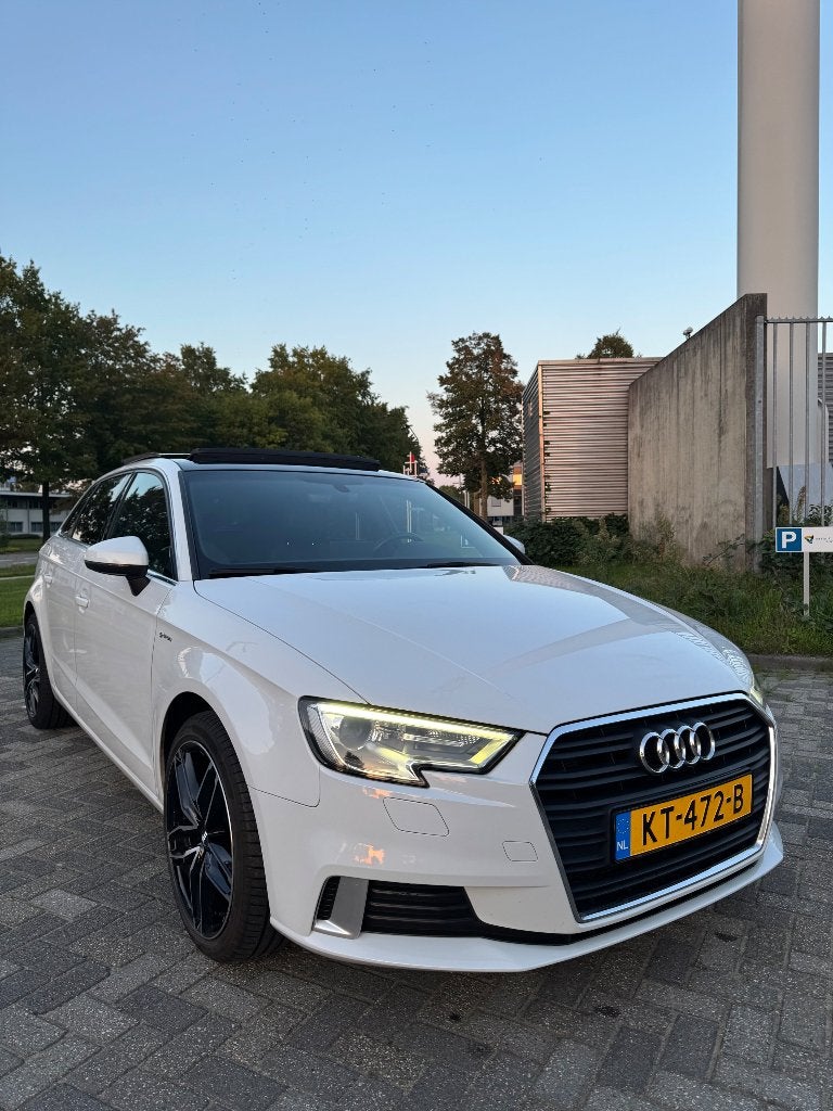 Audi A3 Sportback | S line | Panoramadak | Automaat, Auto's, Zwart, 4 cilinders, Leder en Stof, Wit