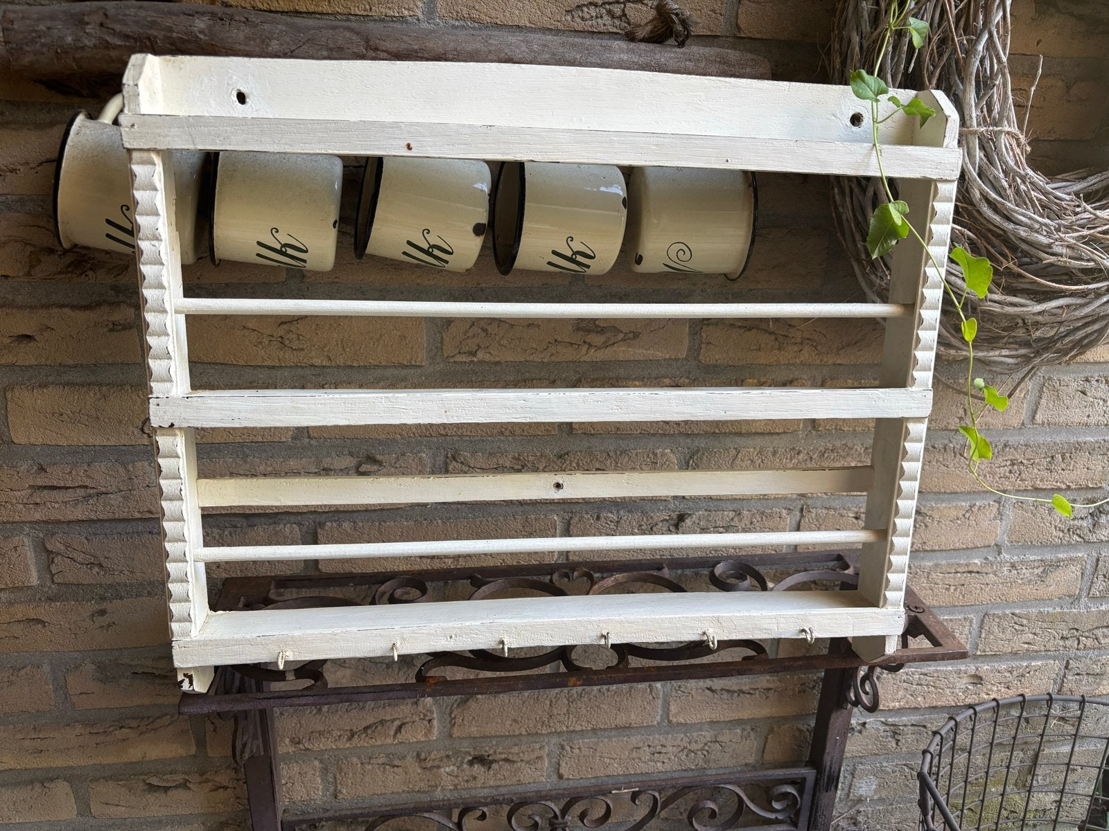 Brocante landelijk wit wandrekje met 6 ophang haakjes, Ophalen