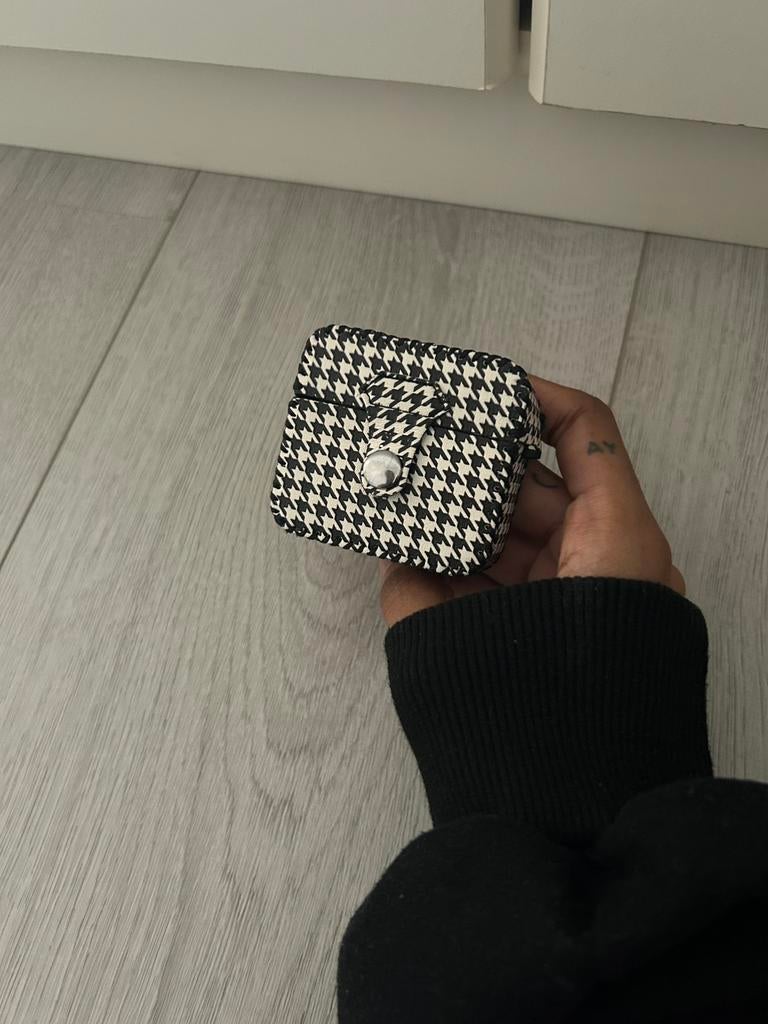 Apple Airpod Cover Black&White Aesthetic (3e Generatie), Telecommunicatie, Mobiele telefoons | Oordopjes, Gebruikt, Zwart, Ophalen of Verzenden