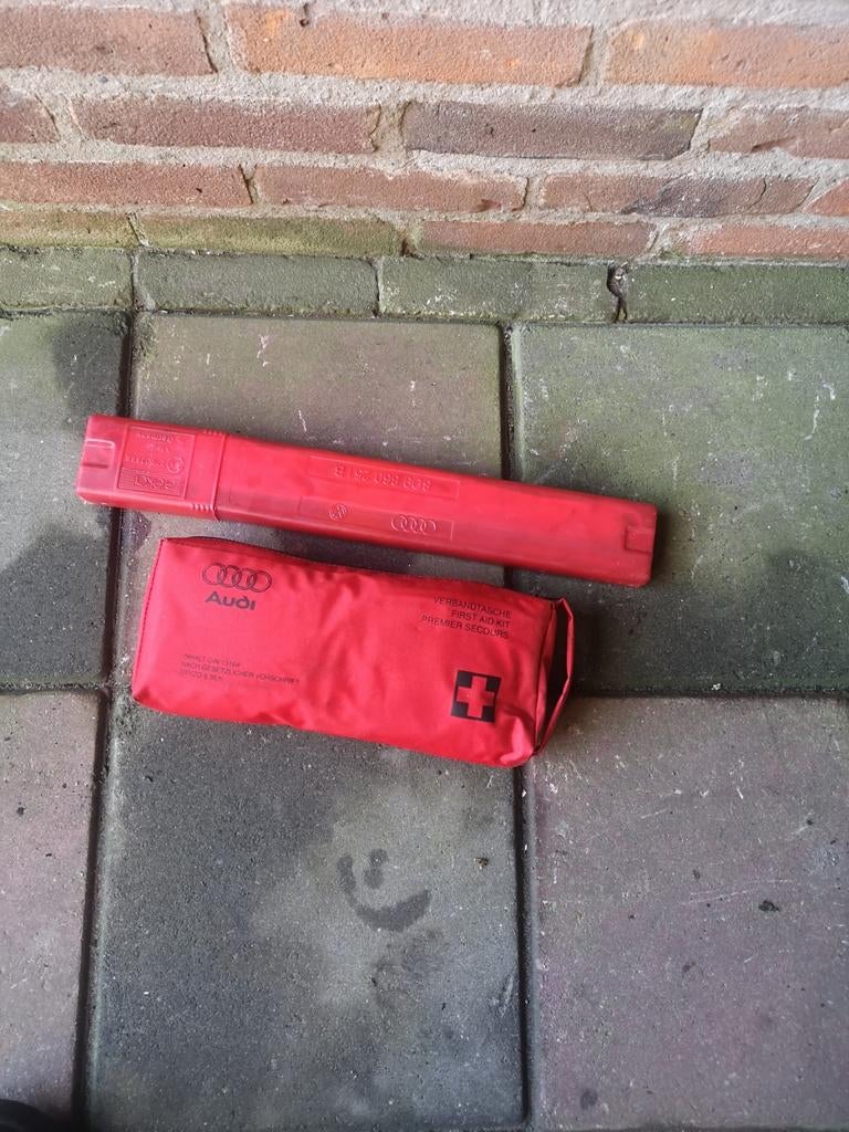 Audi orginele EHBO tas + gevarendriehoek, Ophalen of Verzenden