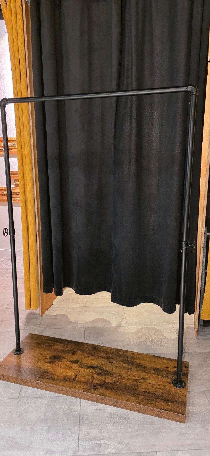 Kledingrek met houten basis en industriële look, Ophalen, Met wielen, Gebruikt
