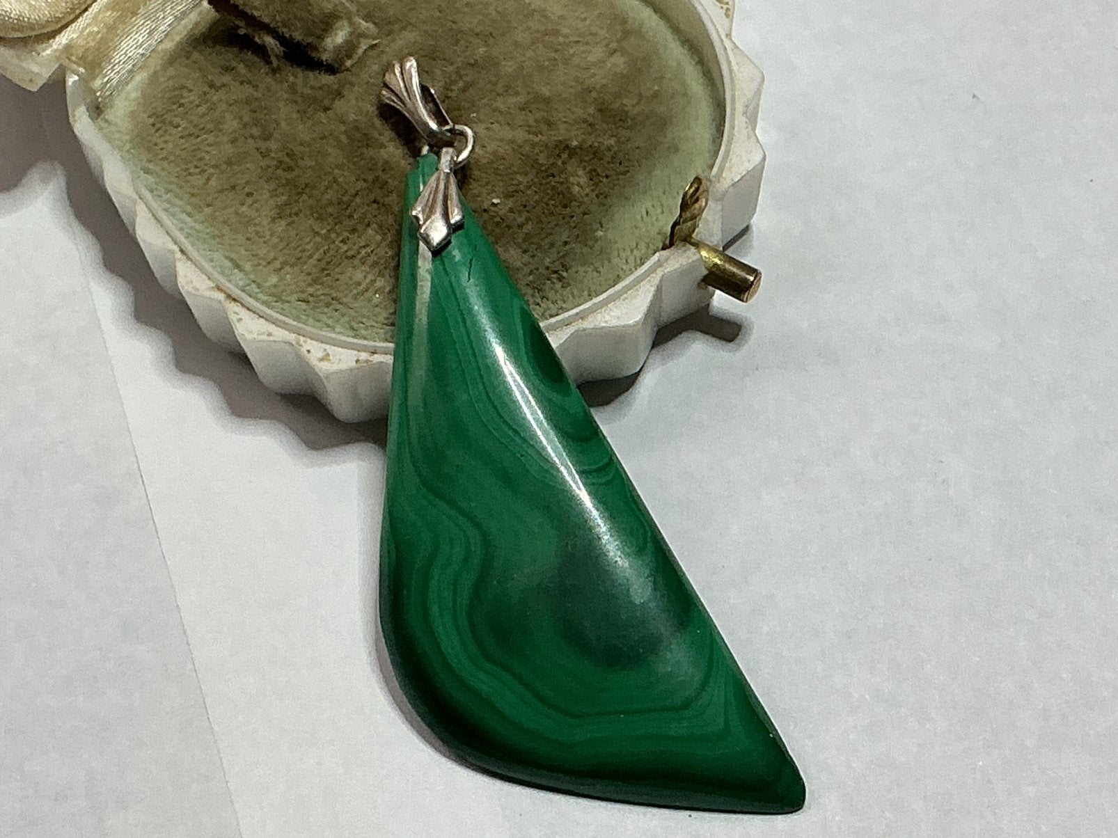 GEKEURD ZILVER HANGER MET GROTE MALACHIET EDELSTEEN, Sieraden, Tassen en Uiterlijk, Antieke sieraden, Verzenden, Zilver, Hanger