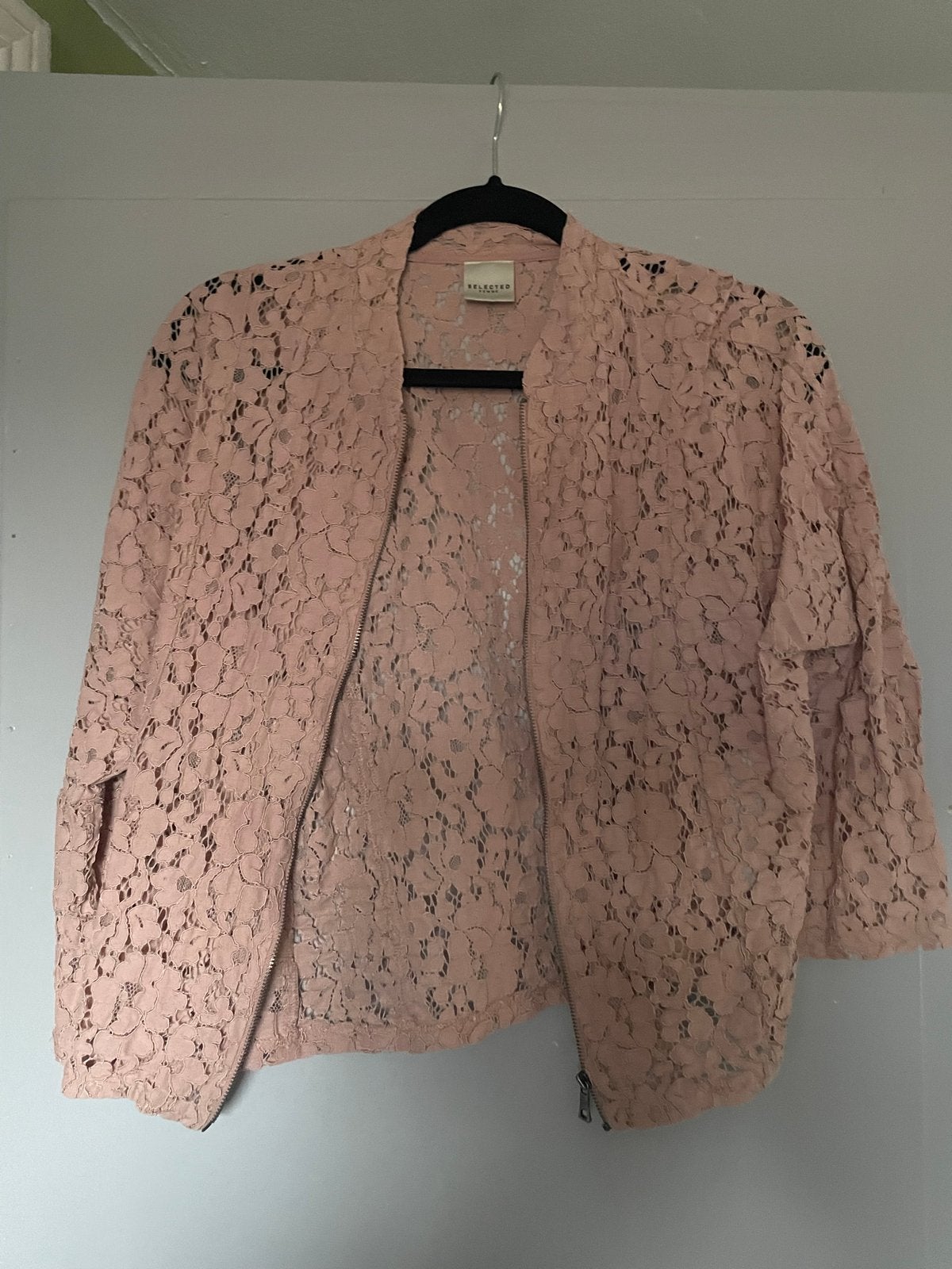 Roze kanten bomberjack van Selected Femme, Kleding | Dames, Ophalen of Verzenden, Zo goed als nieuw, Maat 38/40 (M), Roze