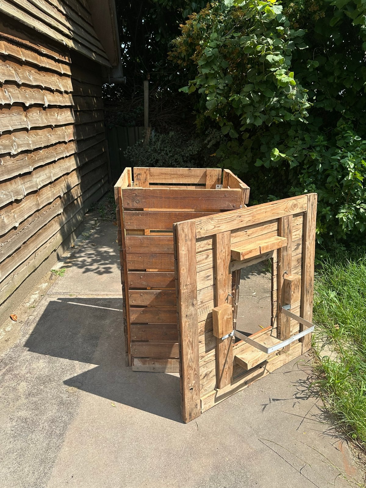 Gezellige statafel met ruimte voor een krat bier, Tuin en Terras, Ophalen, Gebruikt, Vierkant, Hout