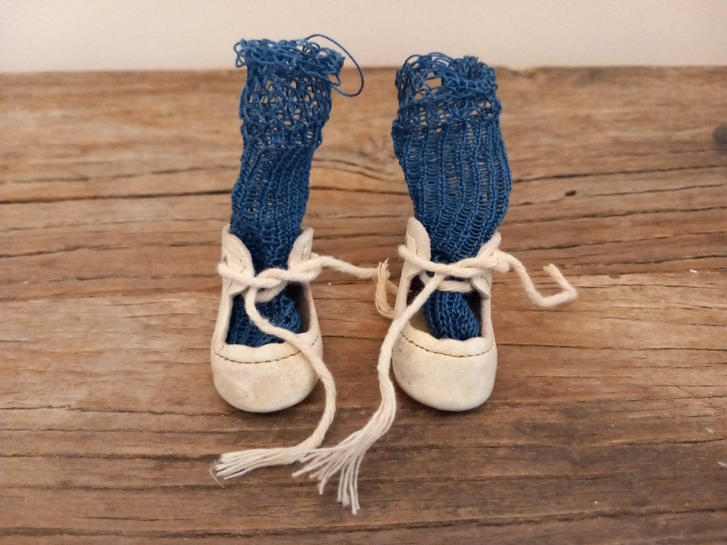 kleine antieke leren poppenschoentjes met kousjes., Ophalen of Verzenden