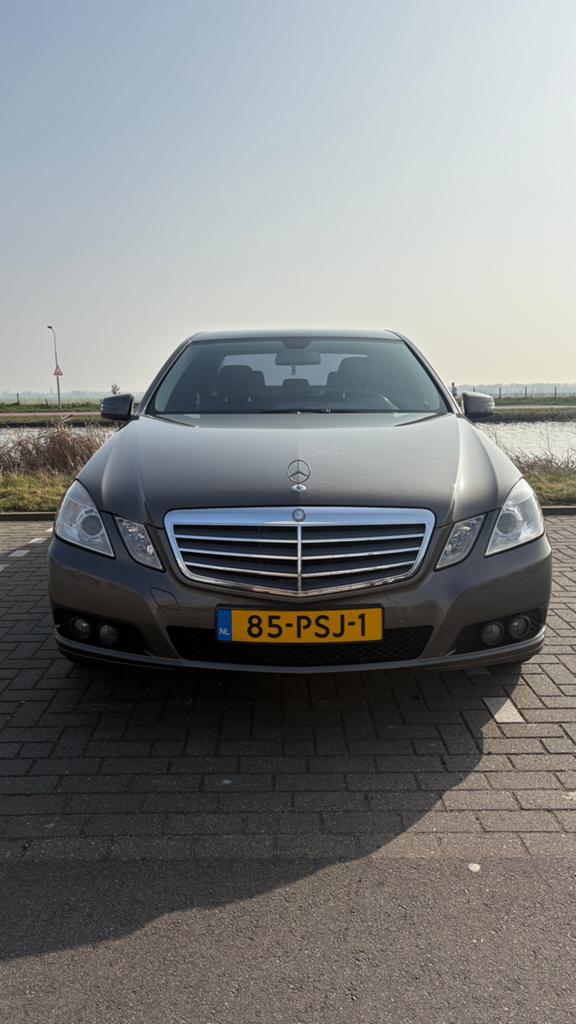 Mercedes-Benz E-Klasse 1.8 E200 CGI Sedan AUT 2011 Grijs, Auto's, Achterwielaandrijving, 4 cilinders, 1796 cc, Origineel Nederlands