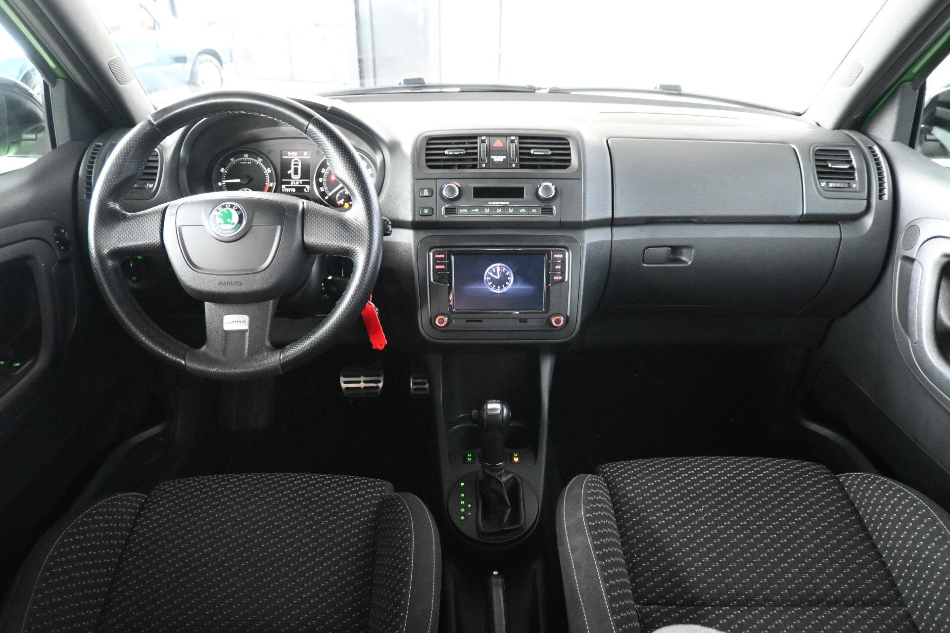 Skoda Fabia 1.4 TSI RS 180PK! Automaat Clima Carplay Cruise, Euro 5, Stof, Gebruikt, 4 cilinders